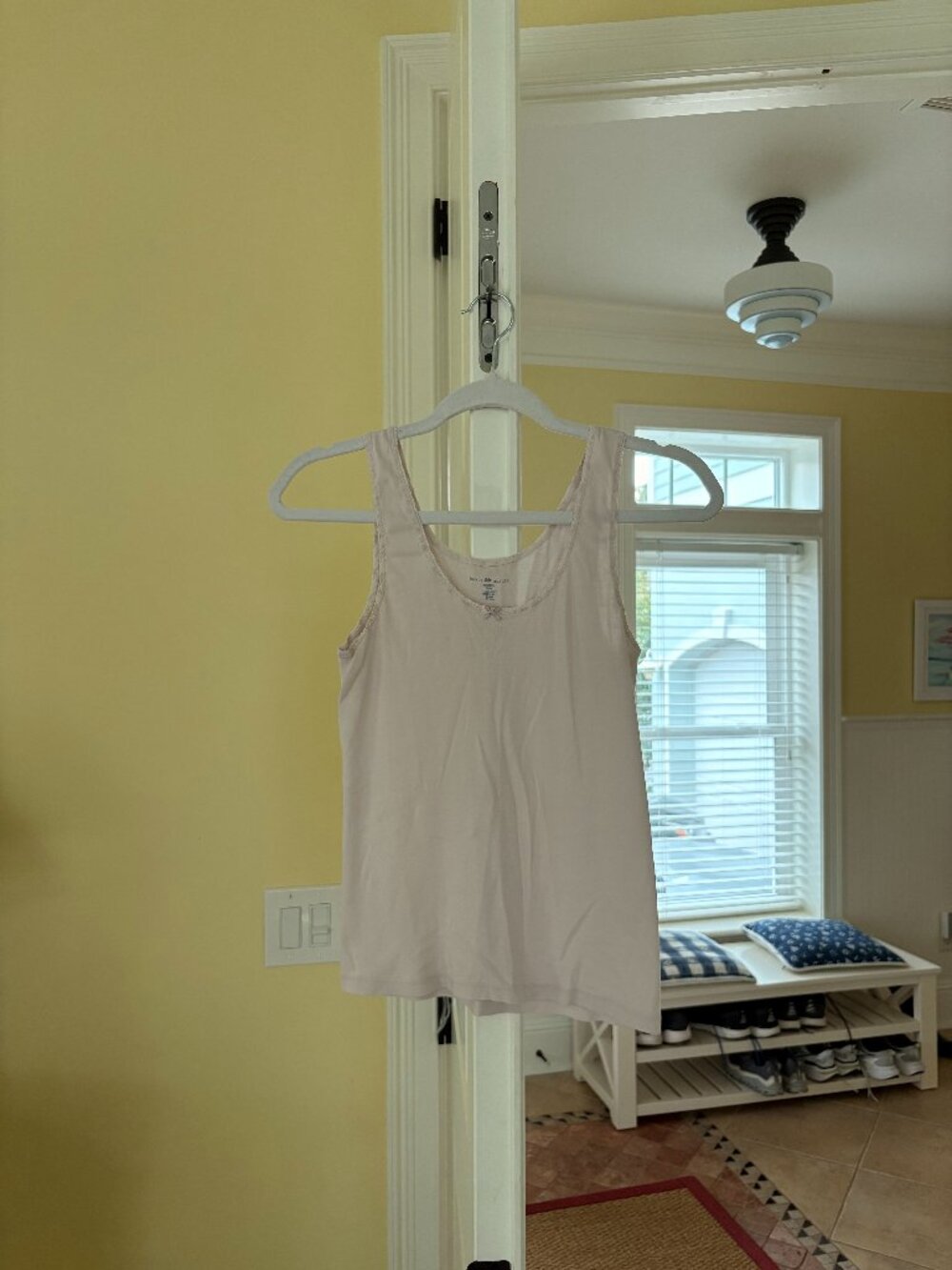 brandy melville lace-trim bow tank (o/s)